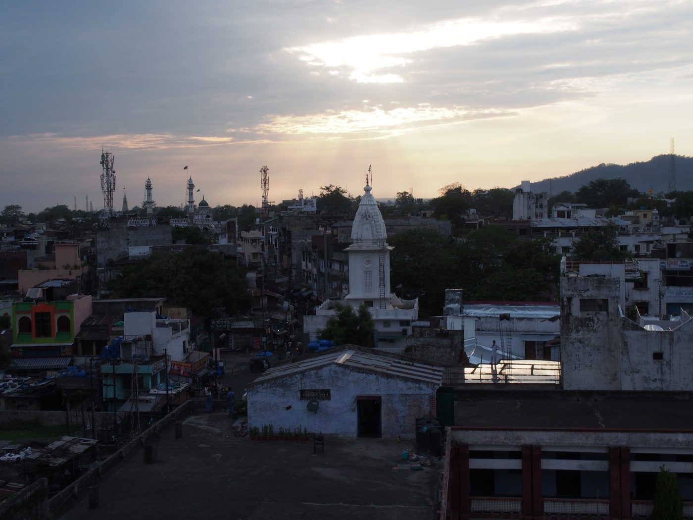 कुमाऊँ की तलहटी के नीचे मैदान में फैला हल्द्वानी शहर, शीतला धार से देखा हुआ