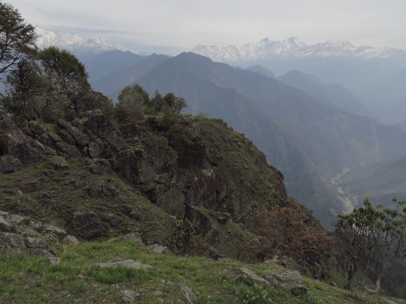 हल्द्वानी घाटी के ऊपर की धार से दिखतीं कुमाऊँ हिमालय की बर्फ़ीली चोटियाँ