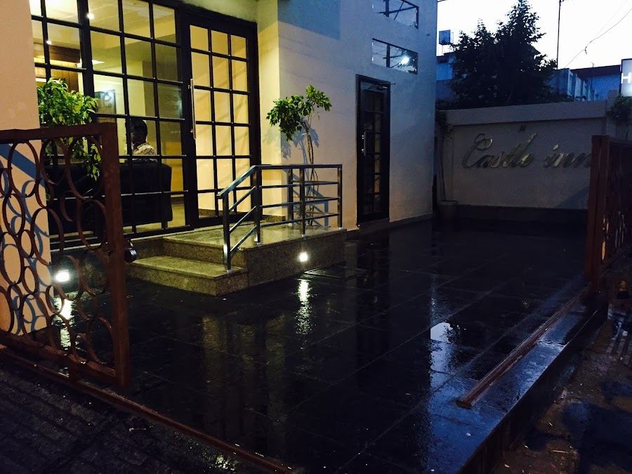 Frontage of a Haldwani budget hotel at dusk, representative of the sub-Rs-1,500 tier covered in this blog