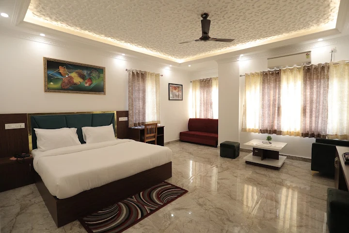 Hotel White inn & Restro, Shiv Puri, Haldwani